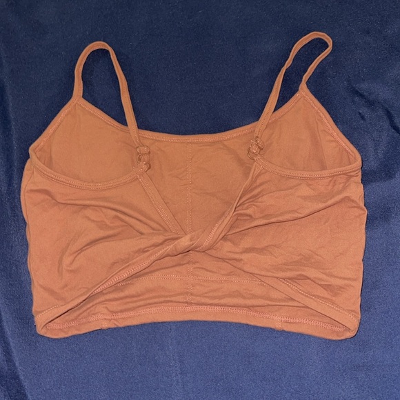 Alphalete Twist back crop top - Picture 2 of 3